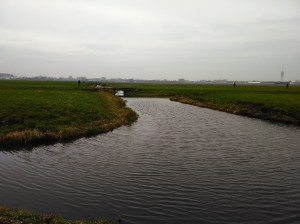 Bij het betonnen bruggetje 