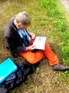 Herman met het boek erbij, bezig met determineren 