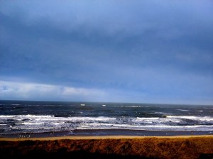Ondanks het ruige karakter van de zee, was van wind nauwelijks sprake op de uitzichtheuvel/trektelpost